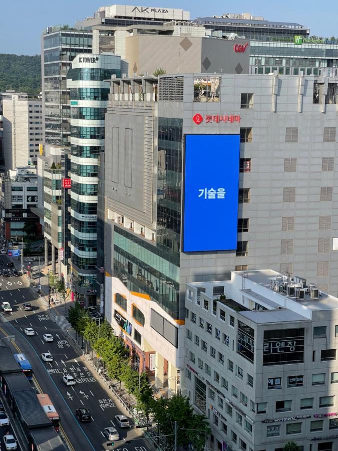 Hongdae Residence-2 1min From Hongik Uni Station Exit #1 Apartment