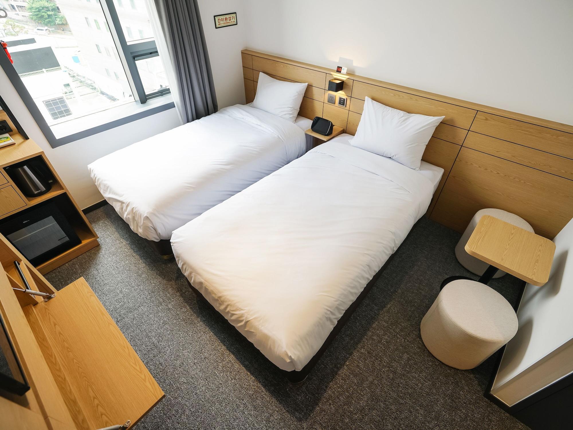 Henn Na Myeongdong 4*