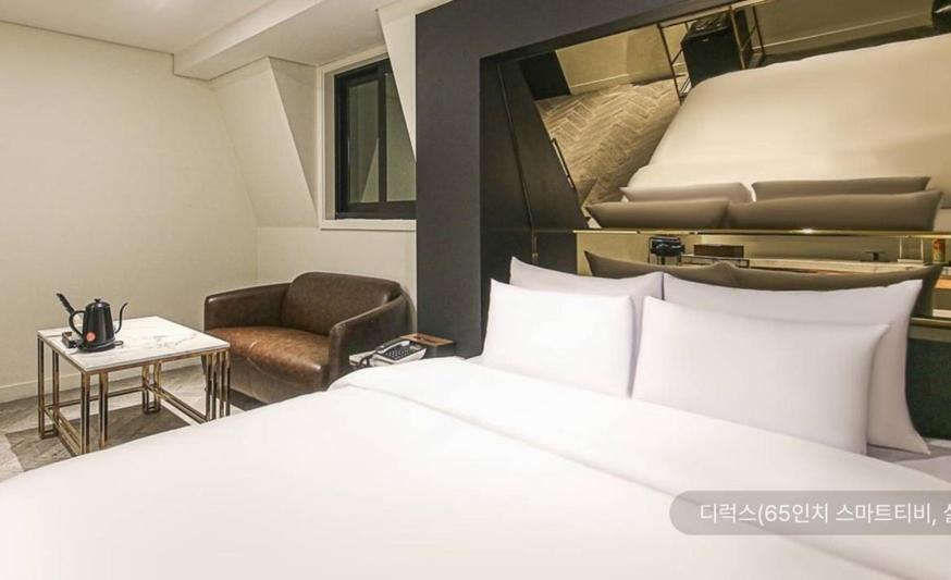 Newmond Hotel *