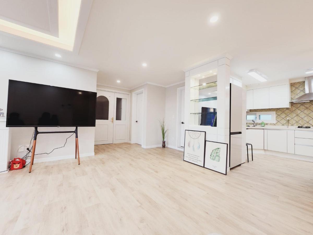 Apartment Grand Open Hongdae Houes 4bdr 2bth *