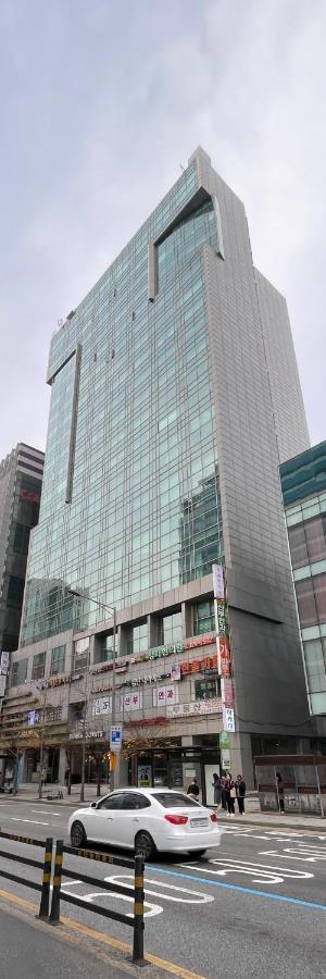 Hongdae Residence-4 - 1min From Hongik Univ Station #1 Apartment Seoul