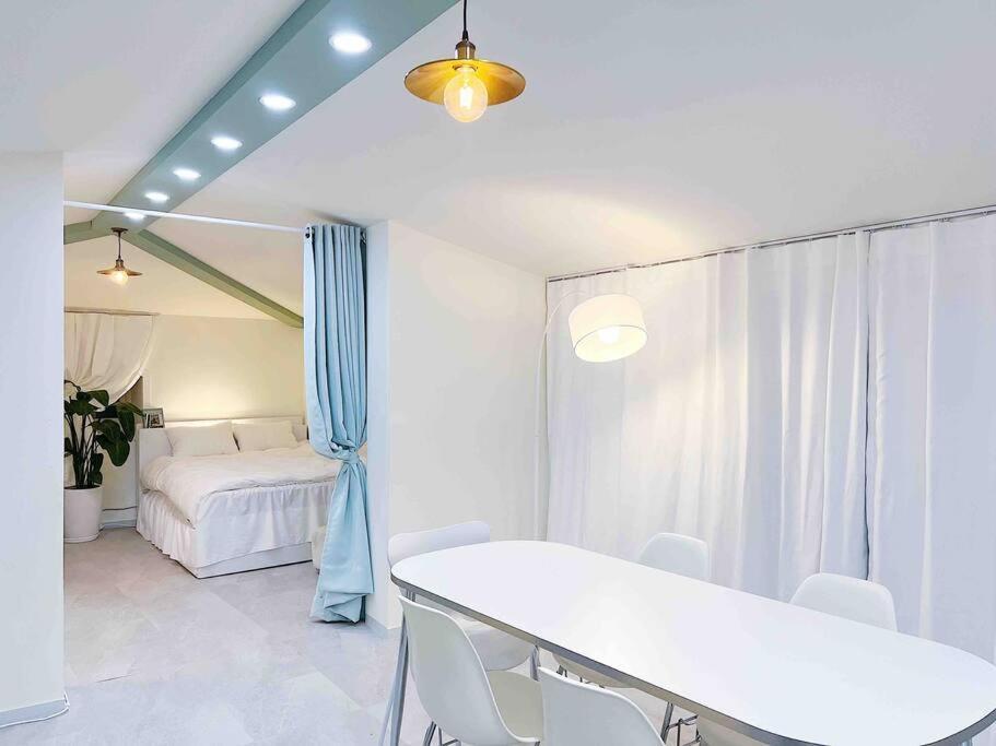 Hongdae 30 Seconds To Subway Apartment *