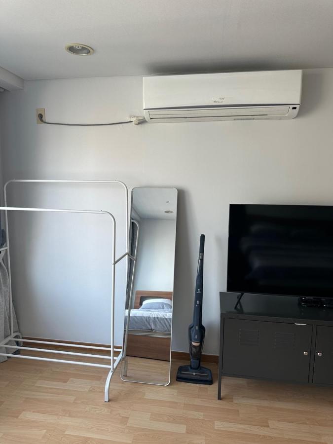 Hongdae 1min From Hongik Uni Station Exit #1 Apartment Seoul