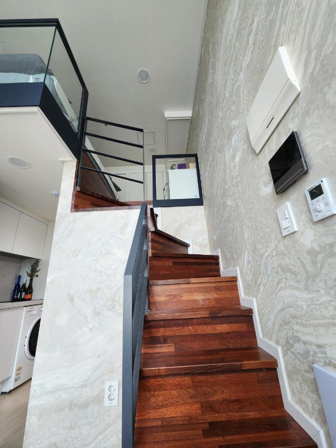 Newly Built Officetel, 5 Minutes Away From Seongsu Station
