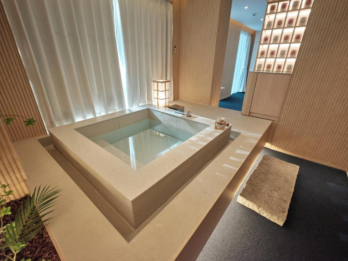 Hotel Uh Square