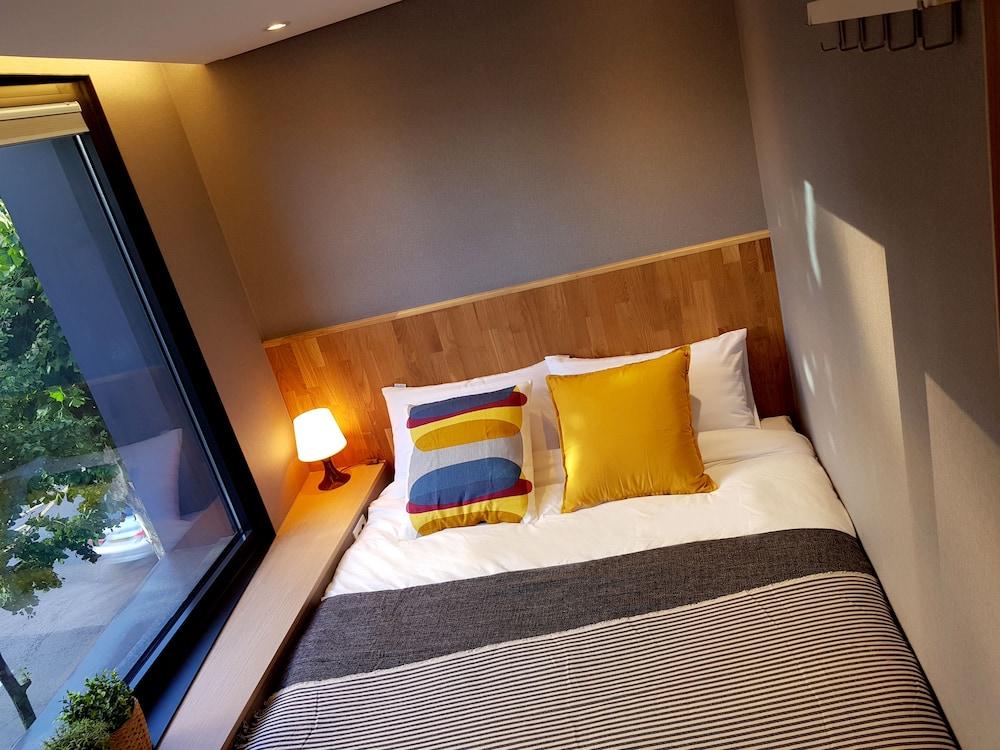 Cleo Hongdae Hotel
