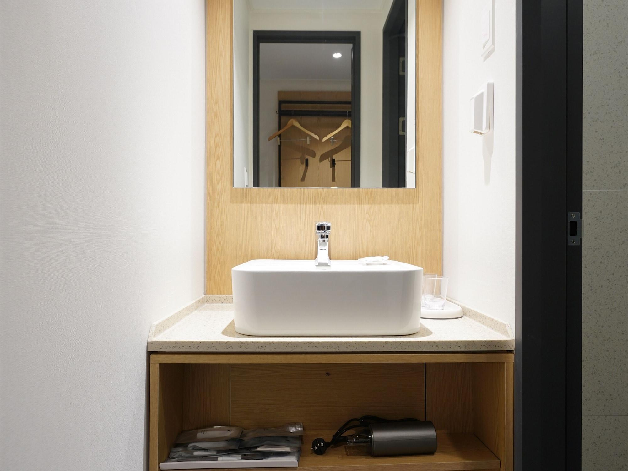 Henn Na Myeongdong Hotel