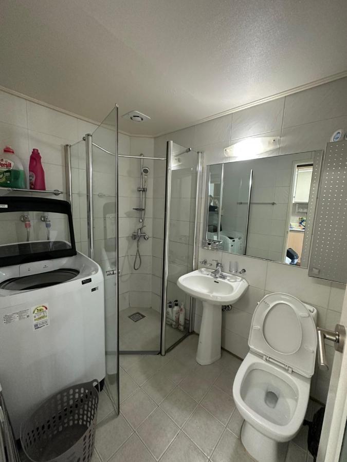 Apartment Hongdae Guesthouse2 1min From Hongik Uni Station Exit #1