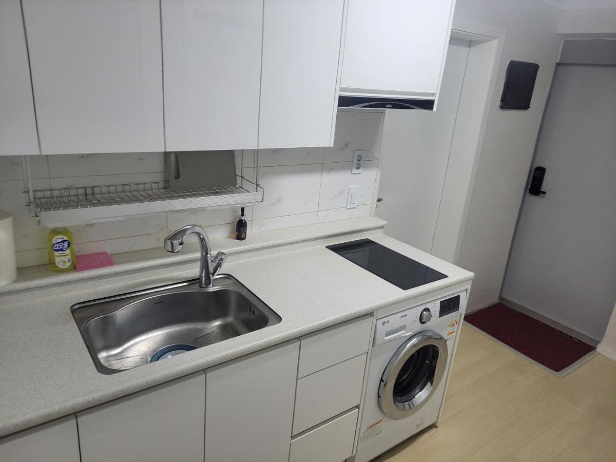 Apartment Newly Renovated 2 Bedroom #7 *