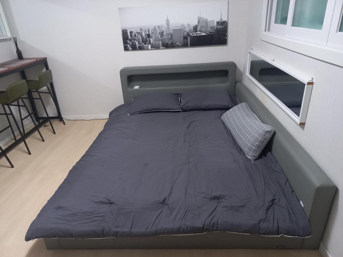 Apartment Newly Renovated 2 Bedroom #7 *