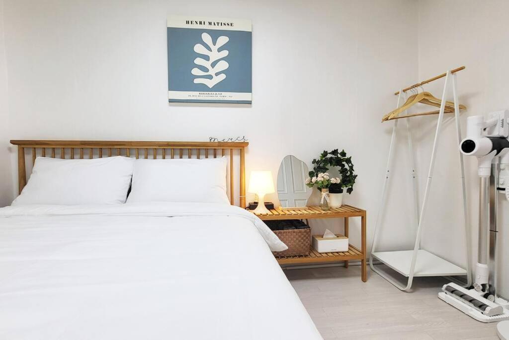 Apartment 홍대 # H101 *