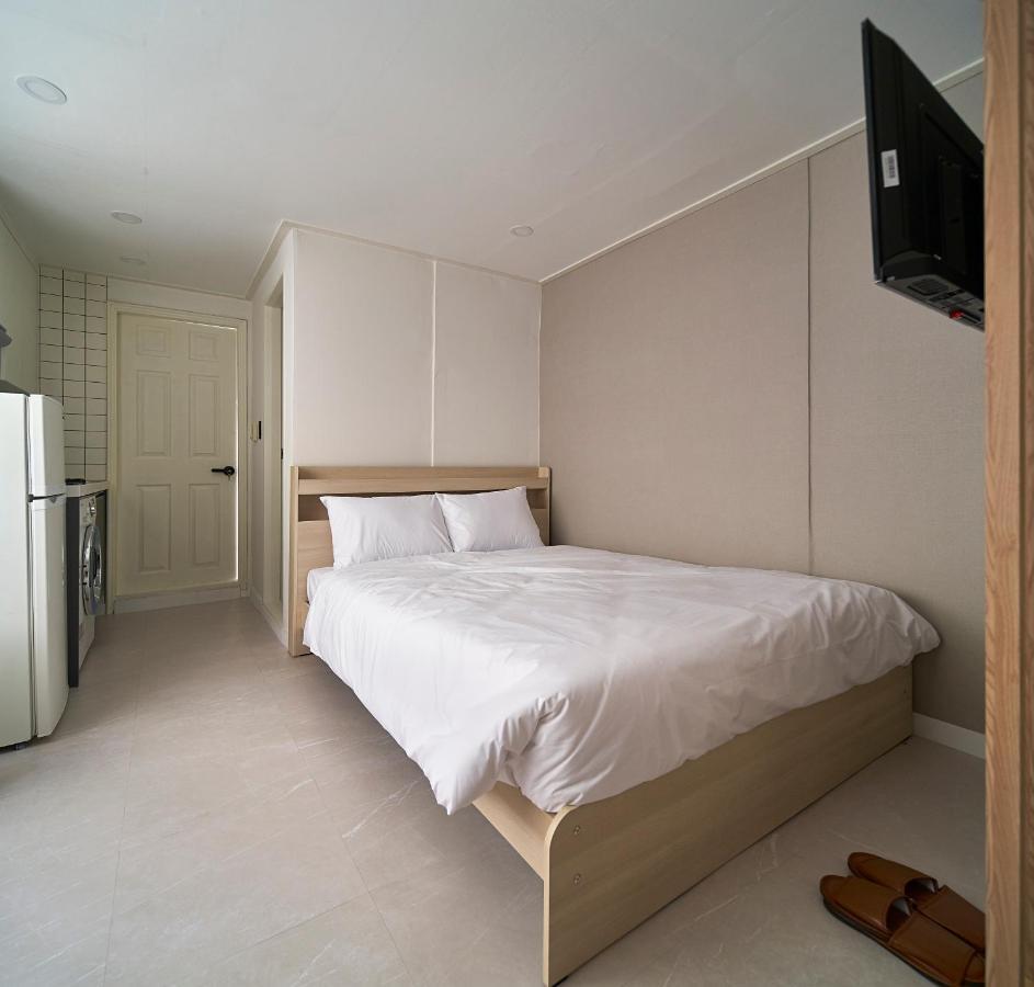 Apartment Jinsim House In Hongdea Seoul