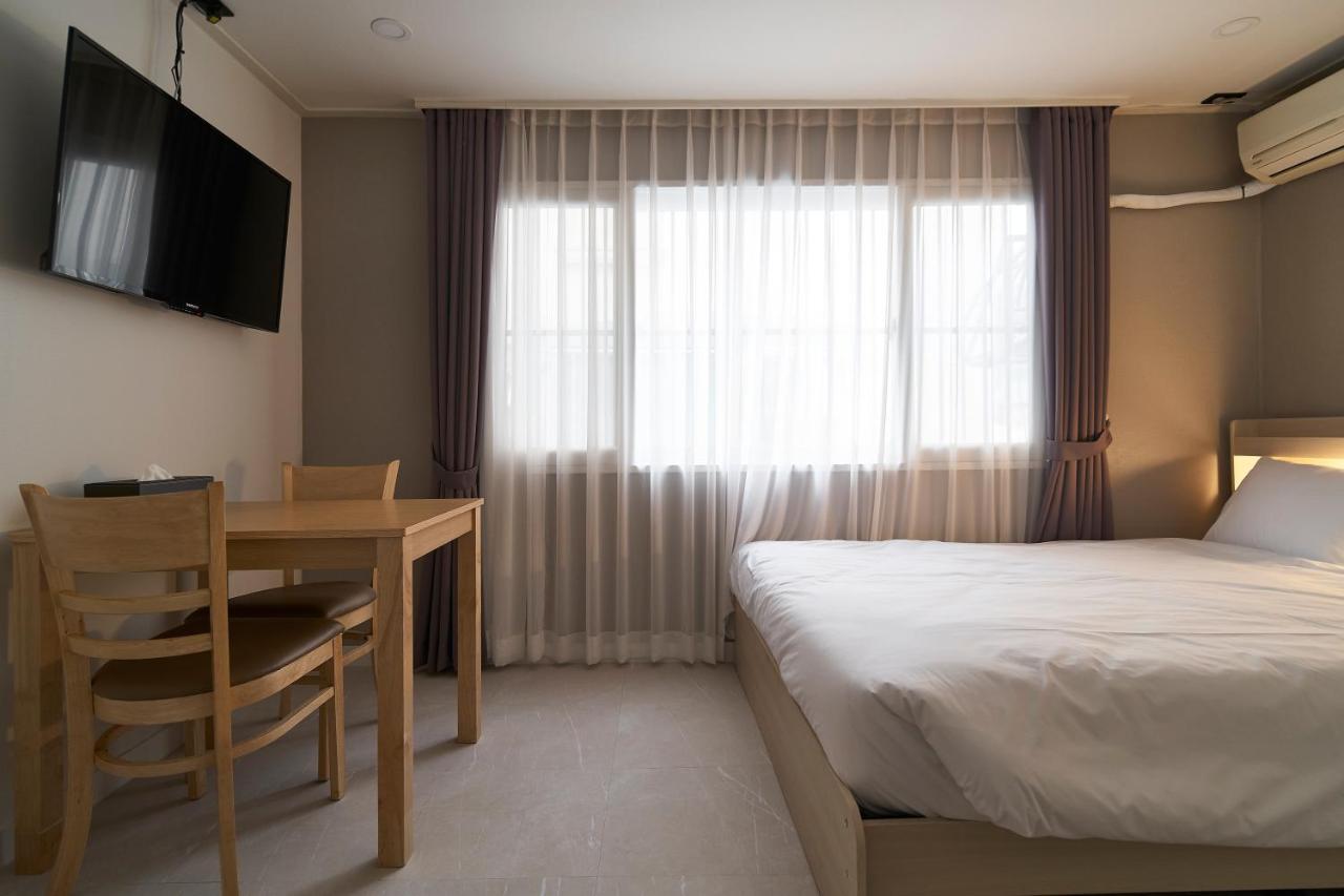 Apartment Jinsim House In Hongdea Seoul
