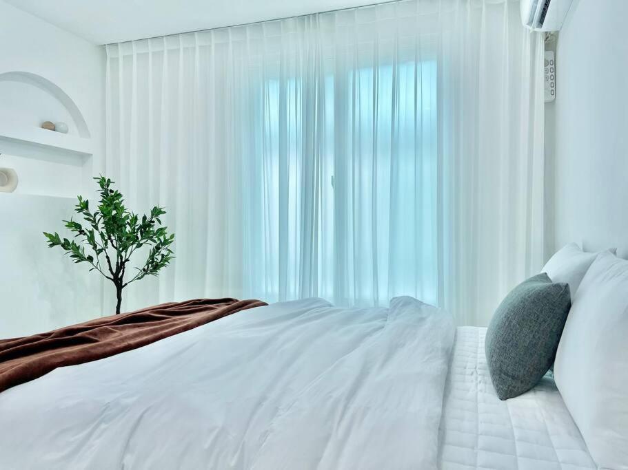 3room+2bathroom Hongdae 1exit