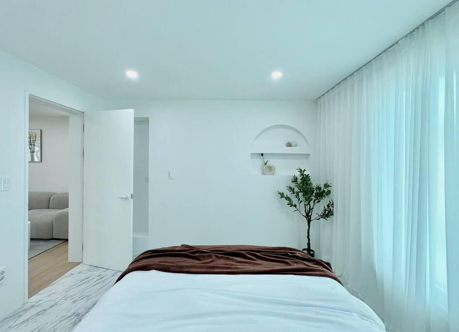 3room+2bathroom Hongdae 1exit *