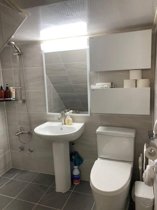 Sunnyside House/ Hongik St. Exite 5~7 3min *