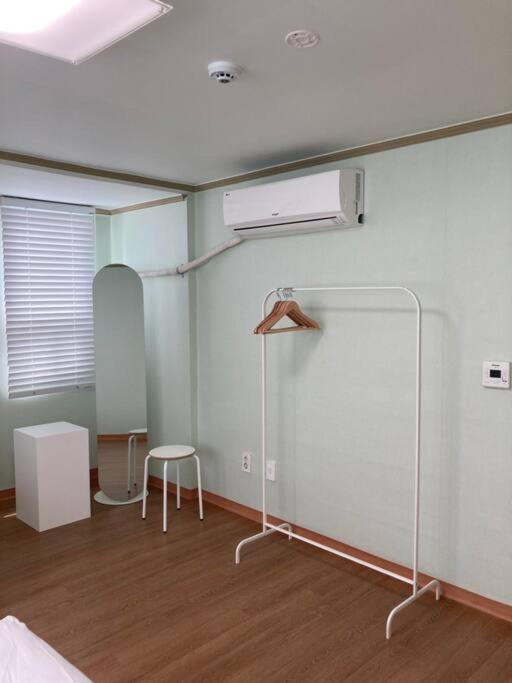 Holiday home Sunnyside House/ Hongik St. Exite 5~7 3min *
