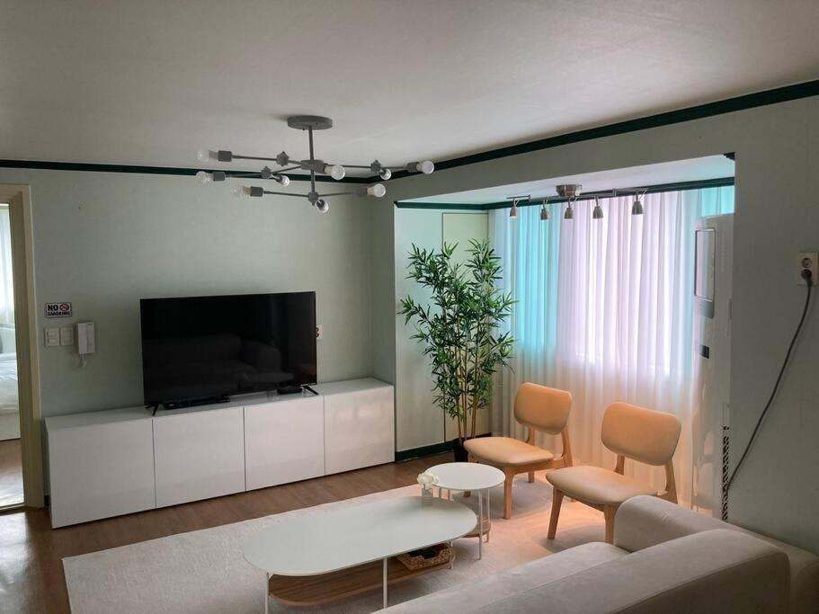 Sunnyside House/ Hongik St. Exite 5~7 3min *