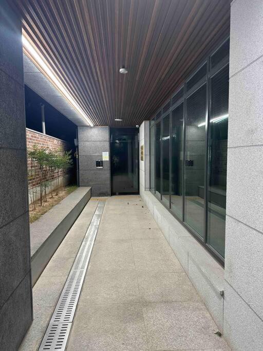 Hongdae 10mins, Hapjeong 5mins, Airportbus 5mins, Largo House Seoul- Foreigner Only Apartment *