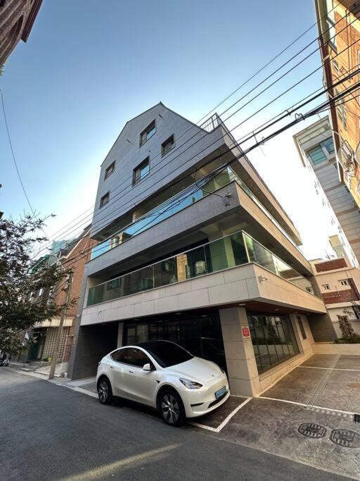 Hongdae 10mins, Hapjeong 5mins, Airportbus 5mins, Largo House Seoul- Foreigner Only Apartment *
