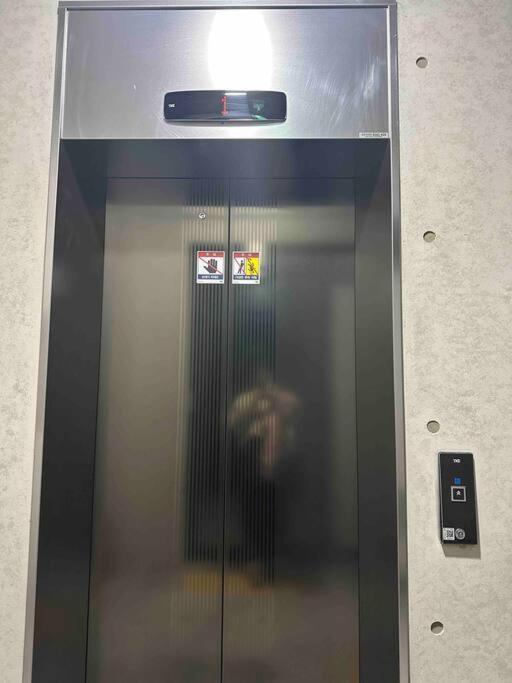 Apartment Hongdae 10mins, Hapjeong 5mins, Airportbus 5mins, Largo House Seoul- Foreigner Only *
