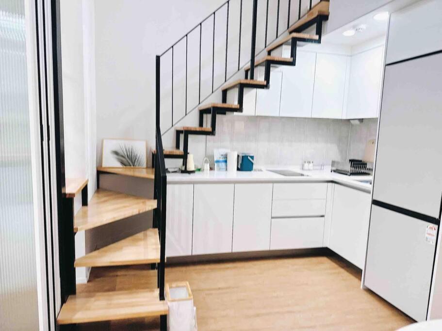 Hongdae 10mins, Hapjeong 5mins, Airportbus 5mins, Largo House Seoul- Foreigner Only
