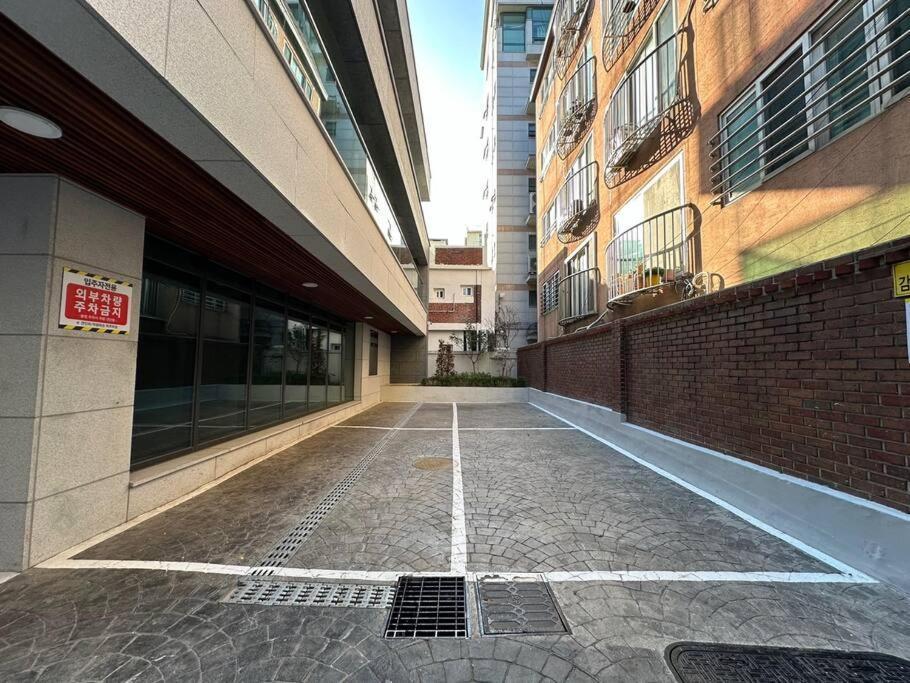 Apartment Hongdae 10mins, Hapjeong 5mins, Airportbus 5mins, Largo House Seoul- Foreigner Only *