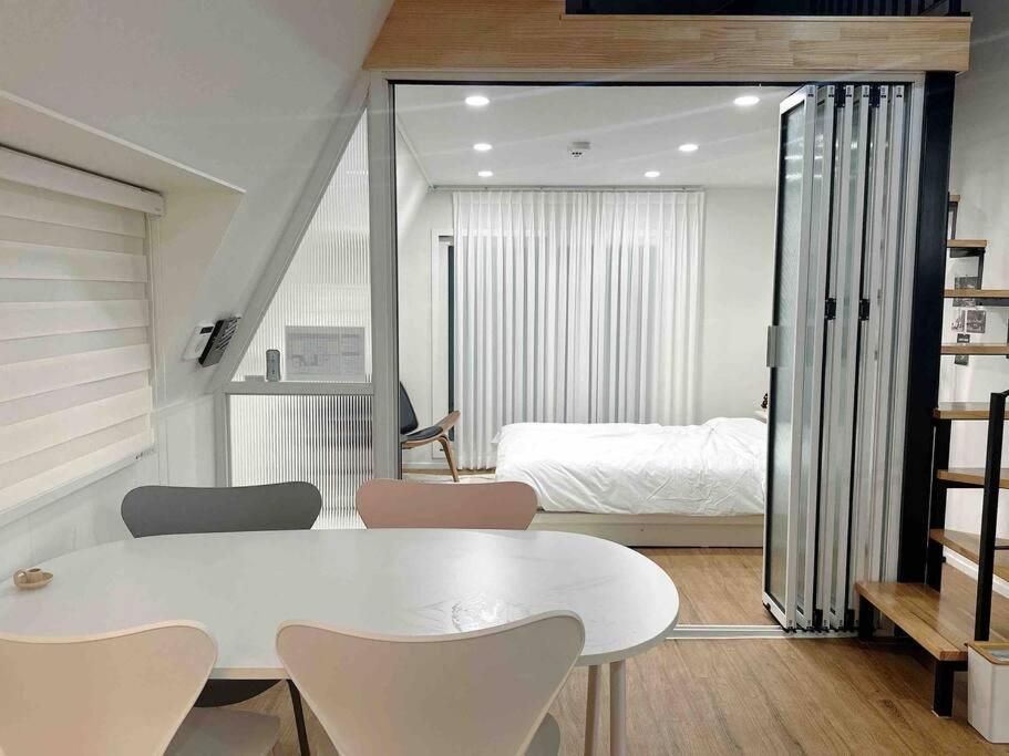 Apartment Hongdae 10mins, Hapjeong 5mins, Airportbus 5mins, Largo House Seoul- Foreigner Only Seoul