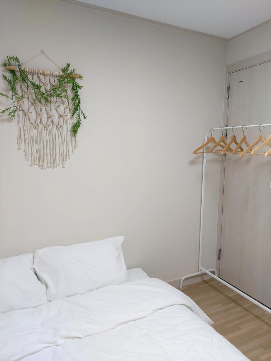 Elie Jeungsanstation Apartment