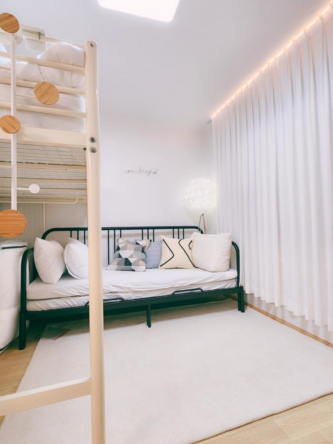 Vila Easel House