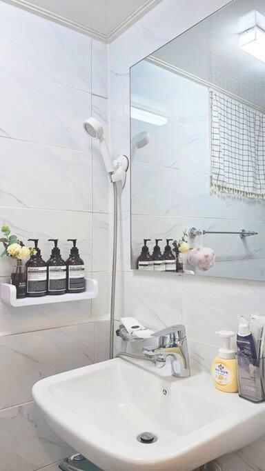 Apartment Evermore #sinchon Station 5min #seogang Station 1min