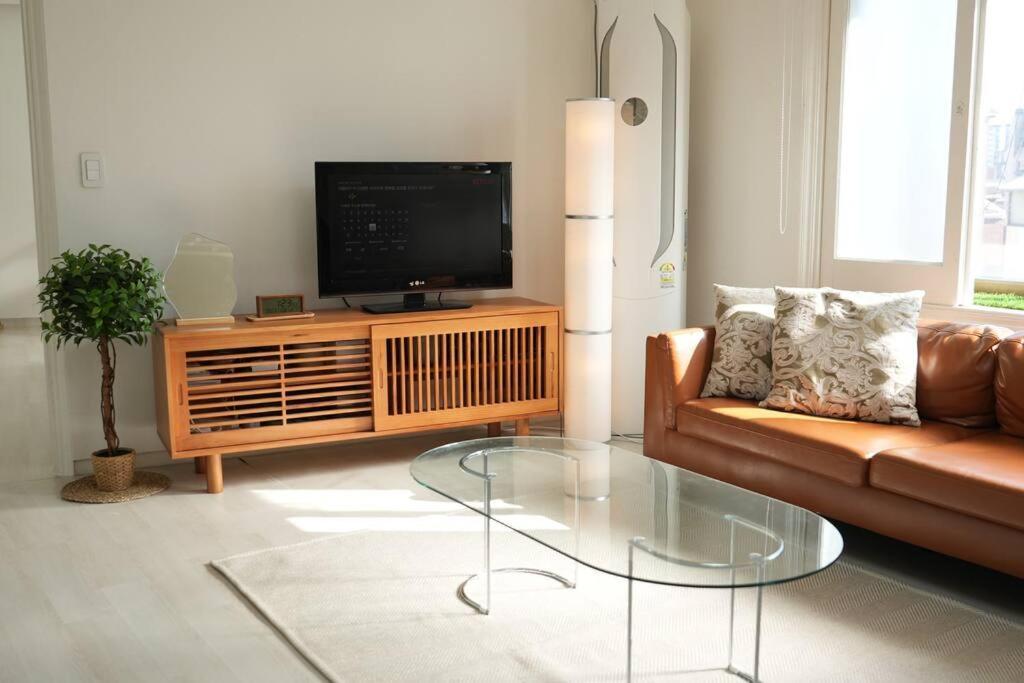 Pangsapuri New, Private, 3 Rooms, Hongdae, 6 Persons *