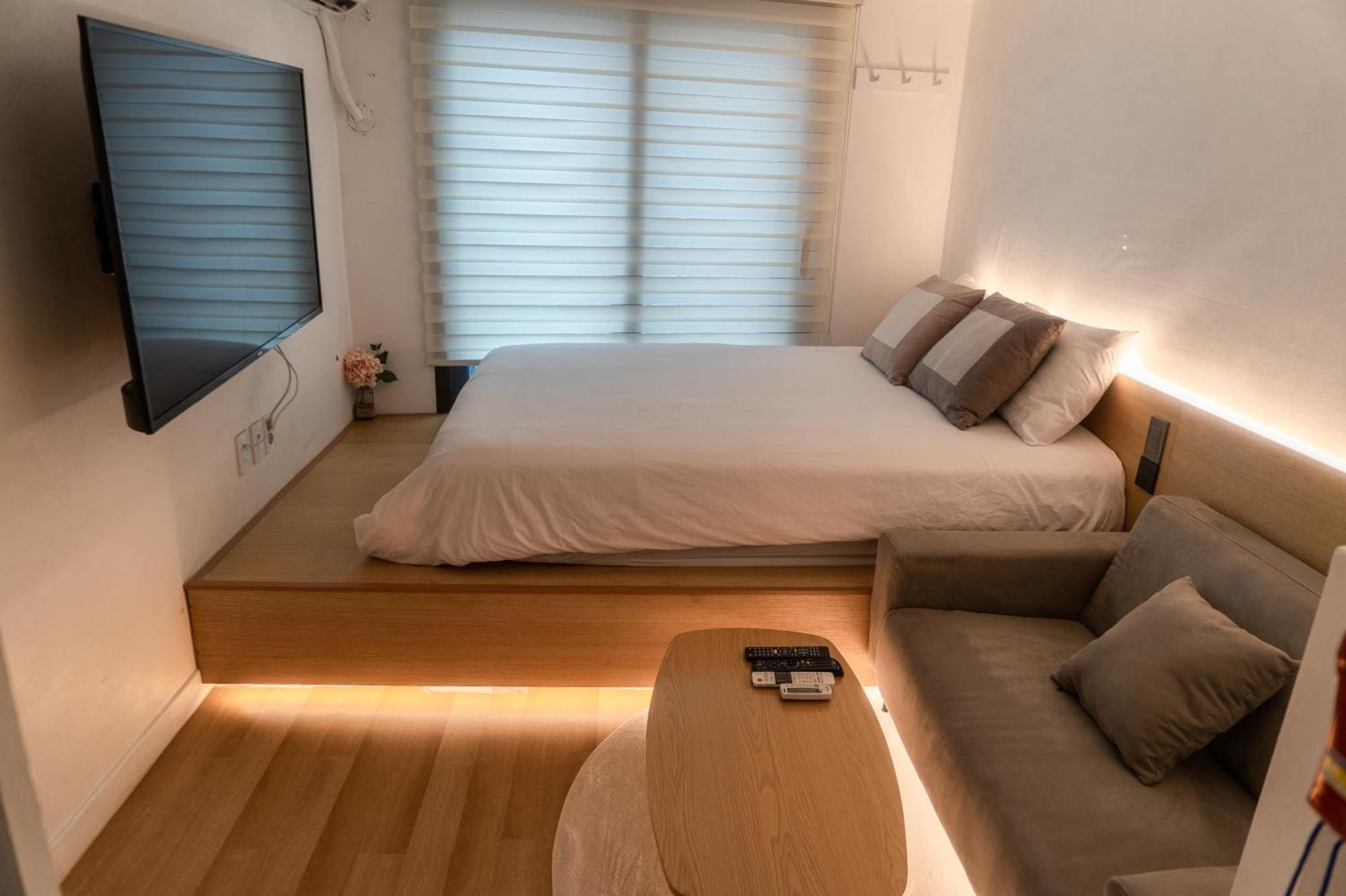 Guest house Myeongdong Artmonstay 2*