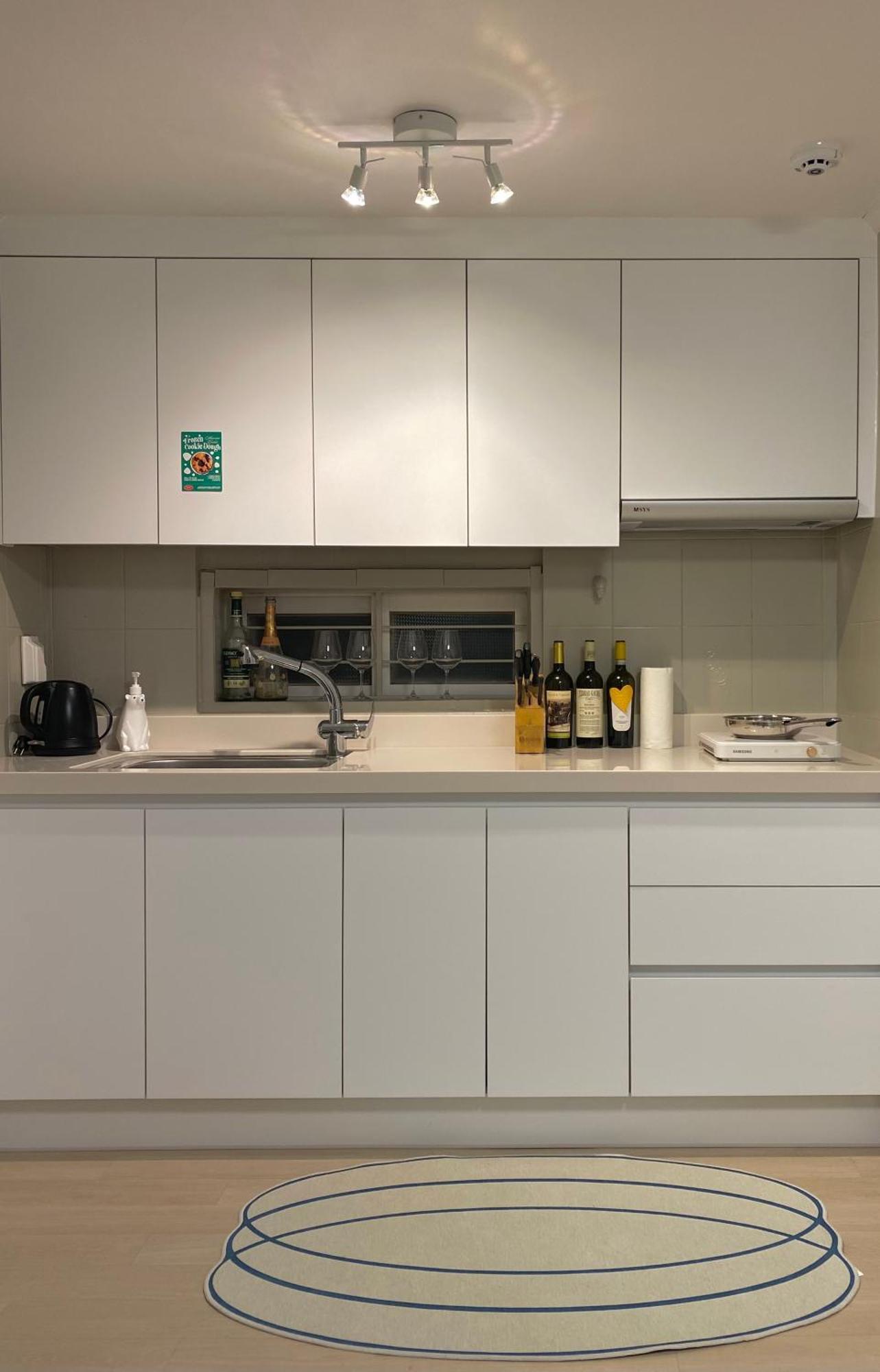 Omok Bridge, 2 Room, Netflix, Youtube Seoul