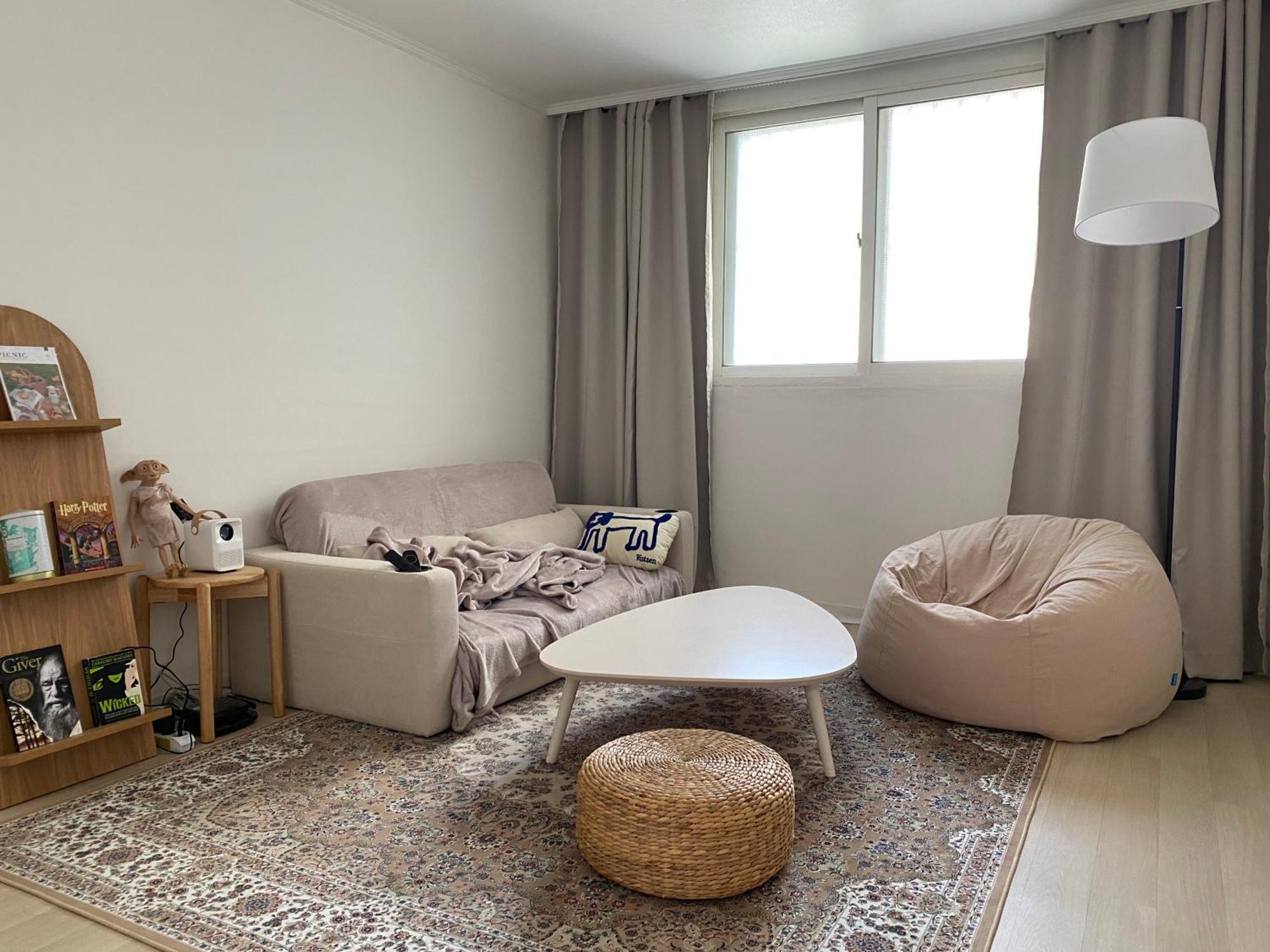 Omok Bridge, 2 Room, Netflix, Youtube Seoul