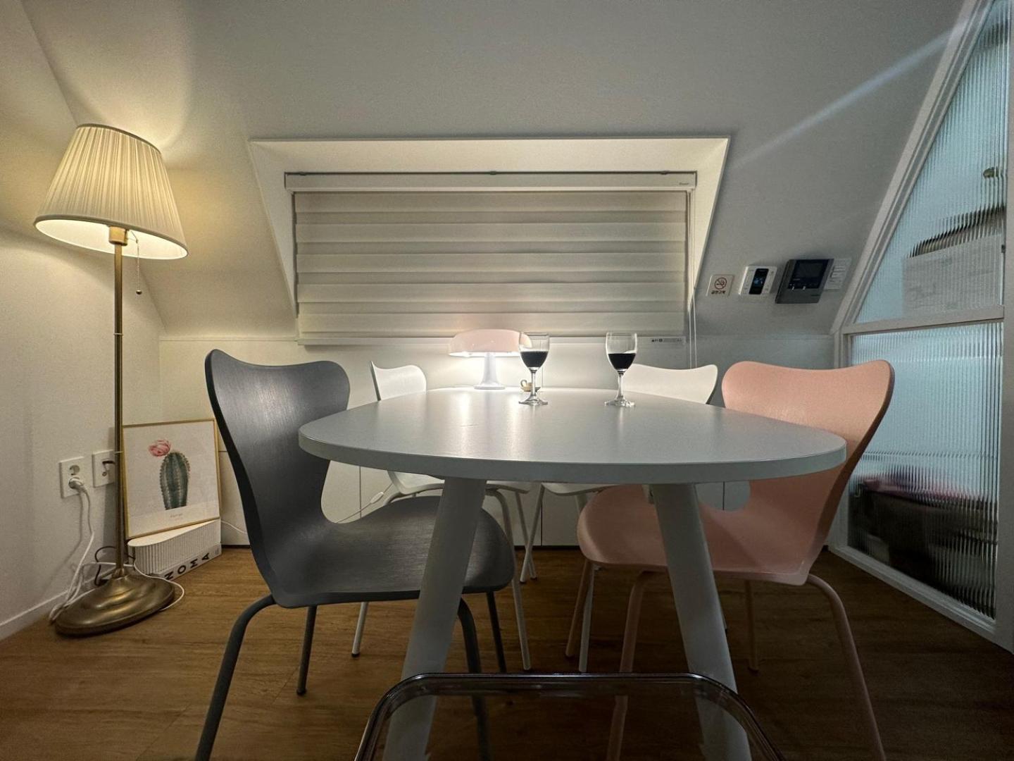 Apartment Hongdae 10mins, Hapjeong 5mins, Airportbus 5mins, Largo House Seoul- Foreigner Only Seoul