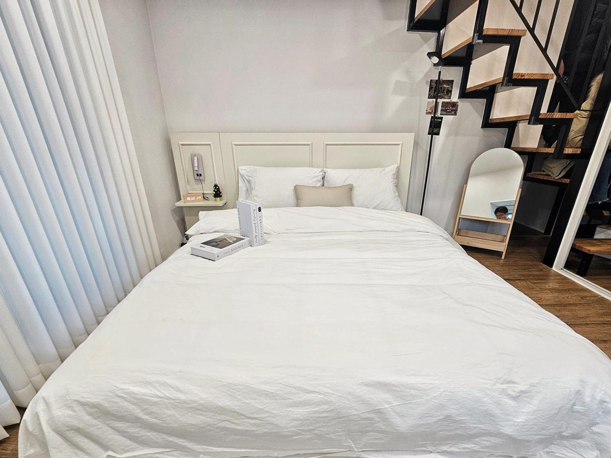 Hongdae 10mins, Hapjeong 5mins, Airportbus 5mins, Largo House Seoul- Foreigner Only *