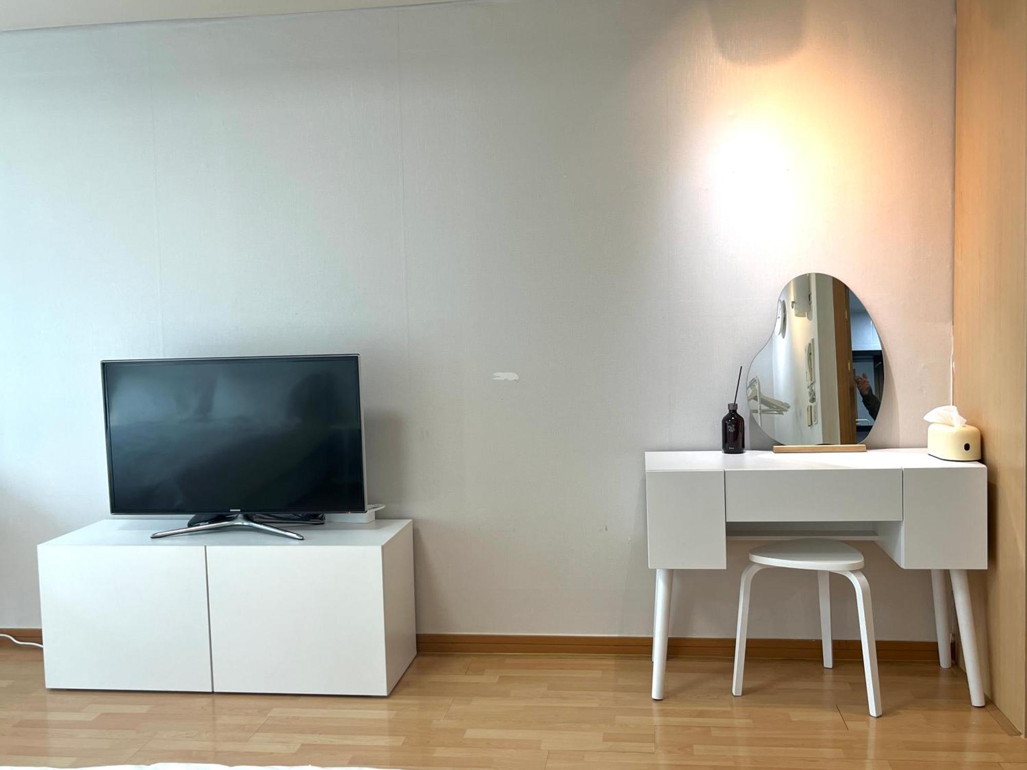 Apartamento Hongik Univ Station Exit 1