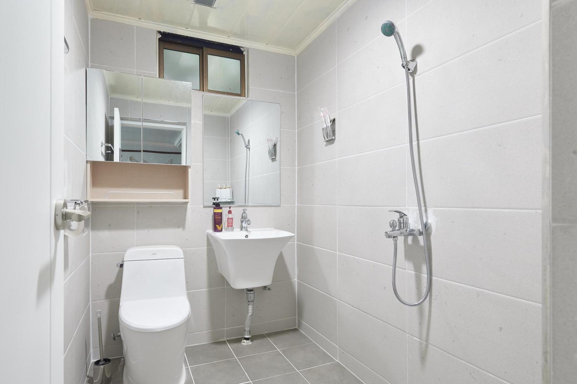 Hapjeong Station Exit7 Each Room, Living Room, Air Conditioning Modern House Villa