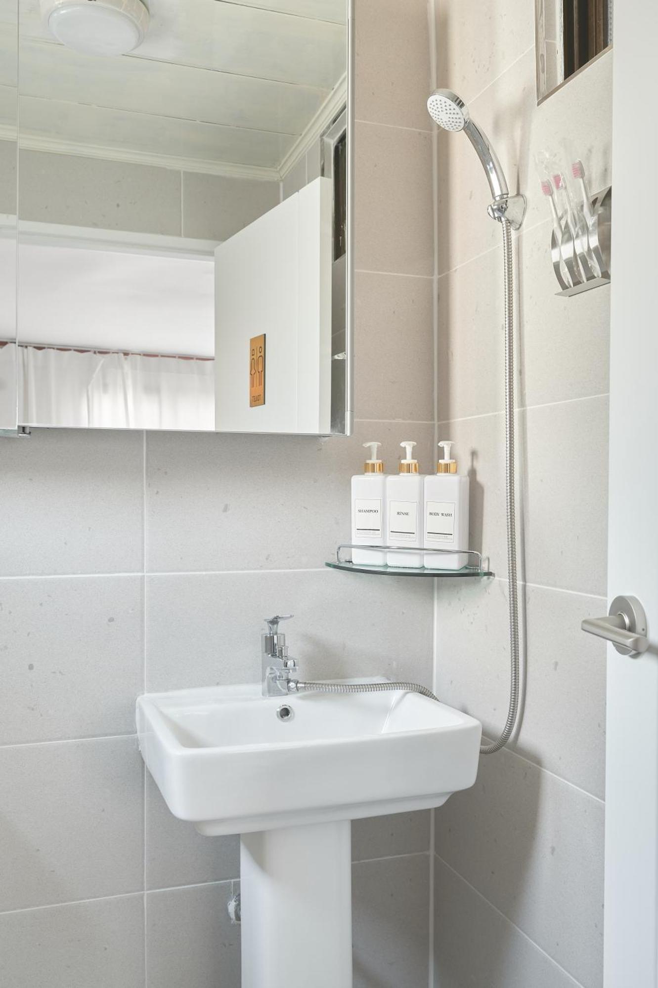 Hapjeong Station Exit7 Each Room, Living Room, Air Conditioning Modern House Seoul