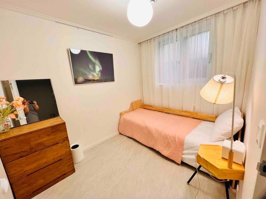 Comma 1 - Cozy Semi Basement Apartment *