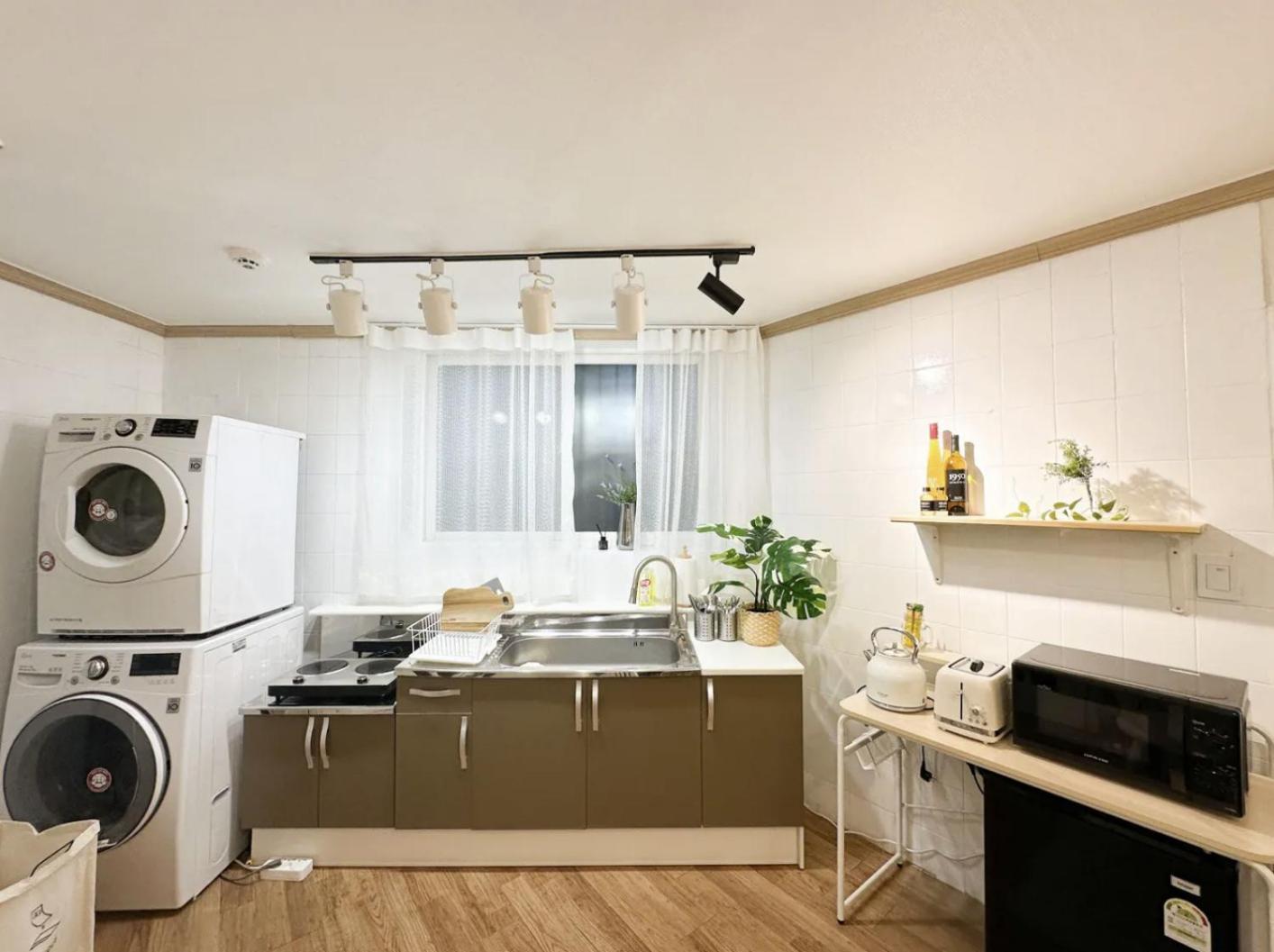 Rock 樂 2 3 Beds 3 Min From Ewha Univ Stn Seoul