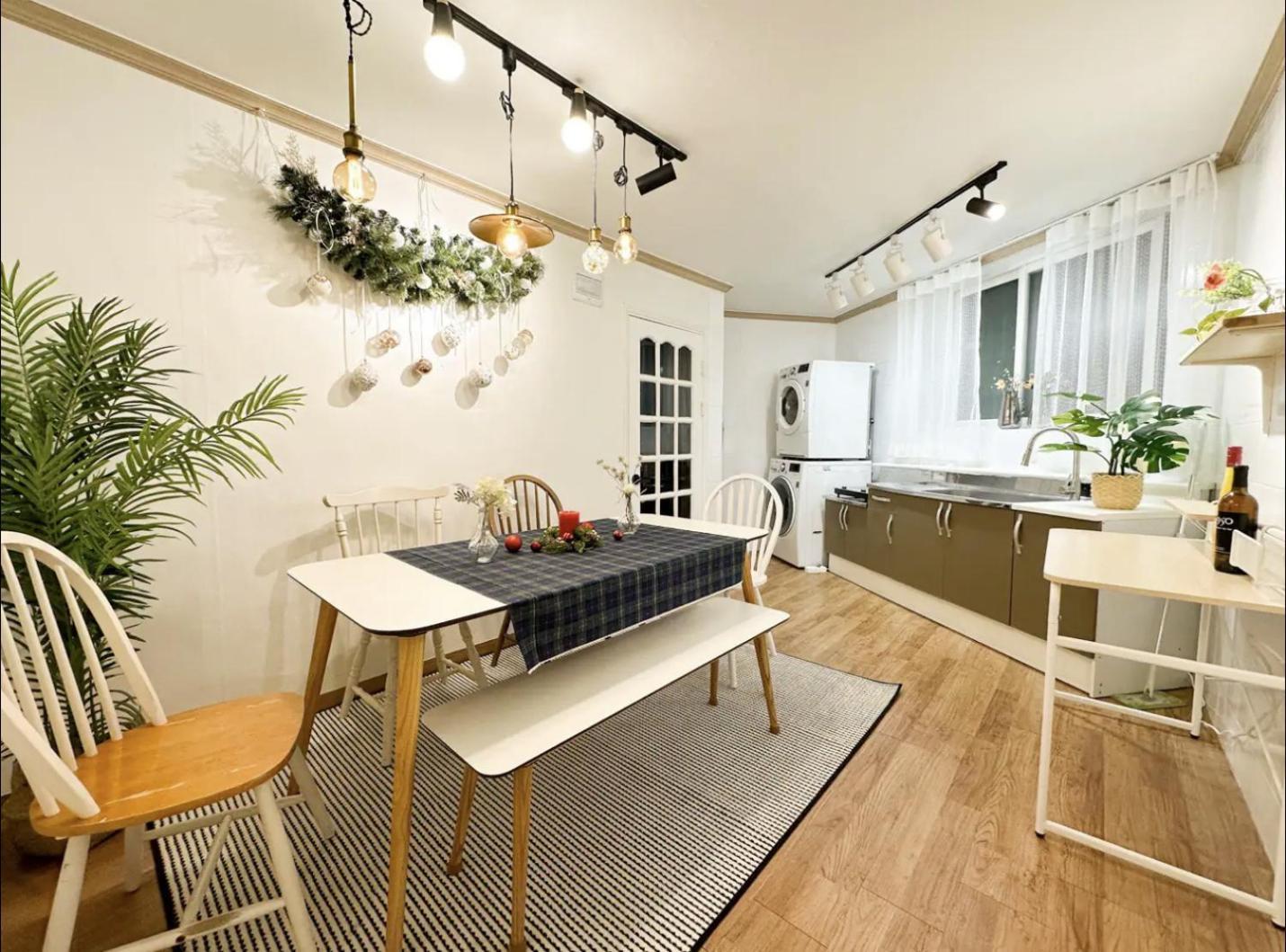 Rock 樂 2 3 Beds 3 Min From Ewha Univ Stn * Seoul