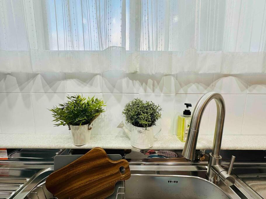 Rock 樂 2 3 Beds 3 Min From Ewha Univ Stn Seoul