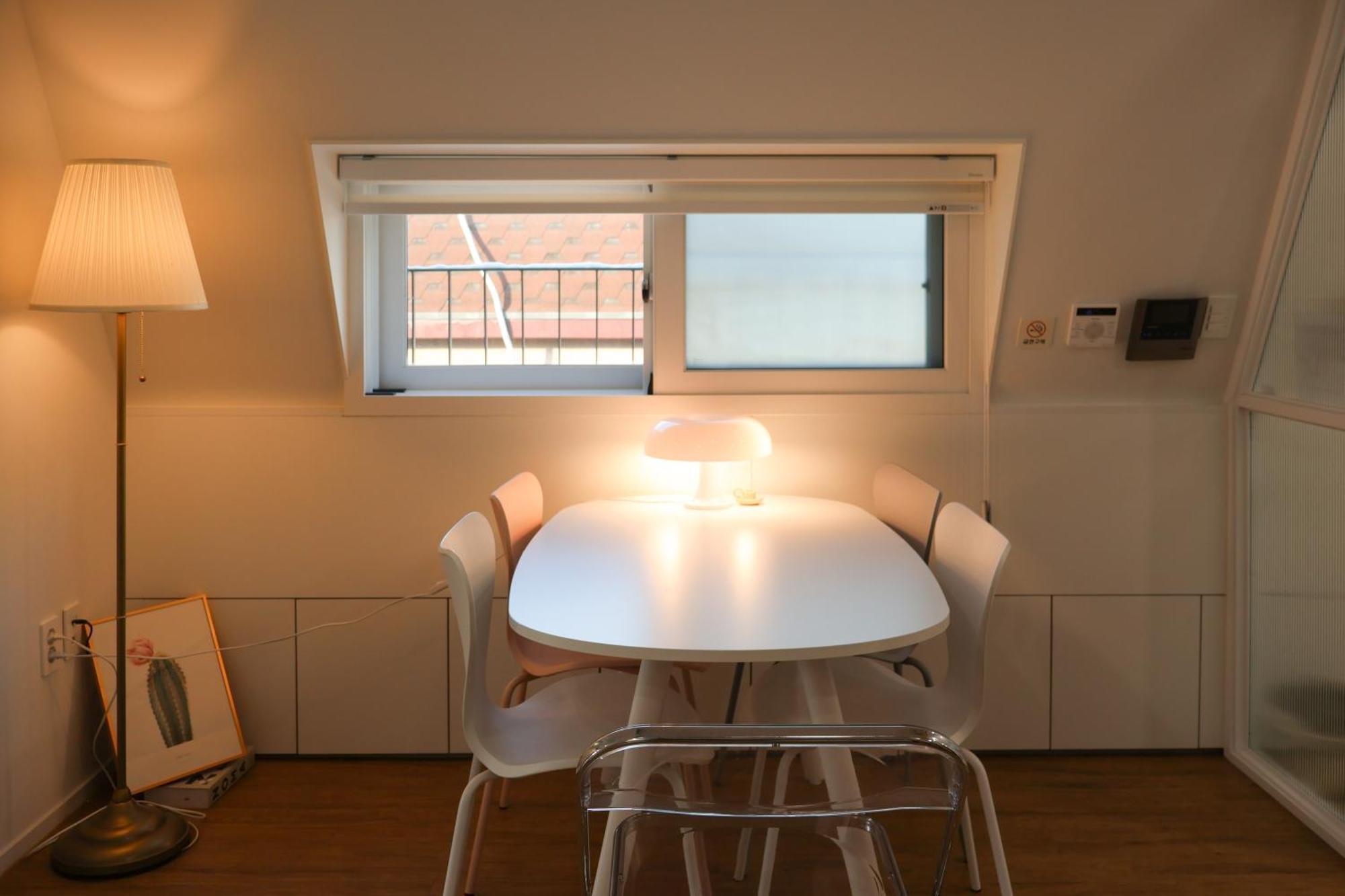 Hongdae 10mins, Hapjeong 5mins, Airportbus 5mins, Largo House Seoul- Foreigner Only Apartment
