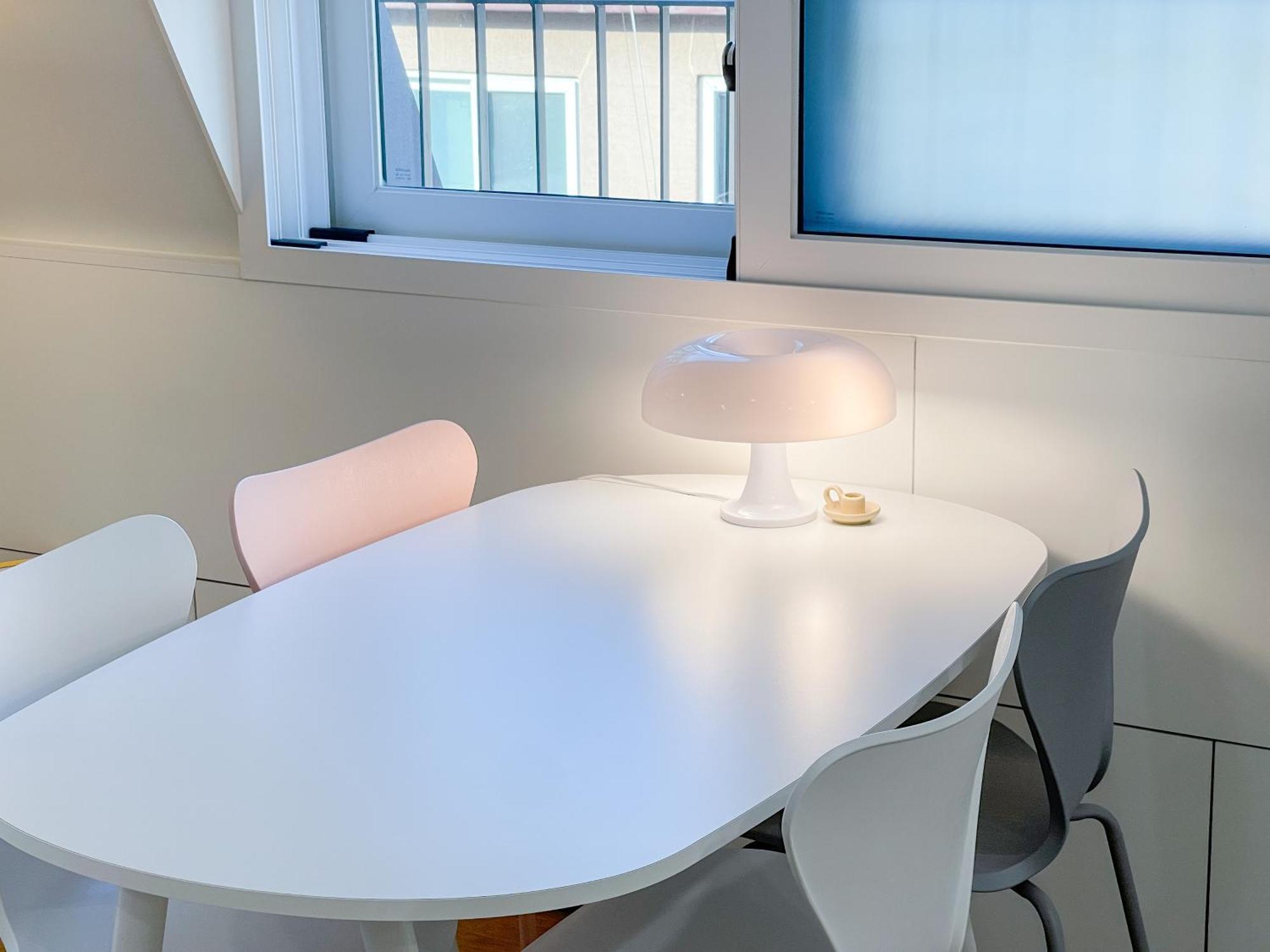 Hongdae 10mins, Hapjeong 5mins, Airportbus 5mins, Largo House Seoul- Foreigner Only