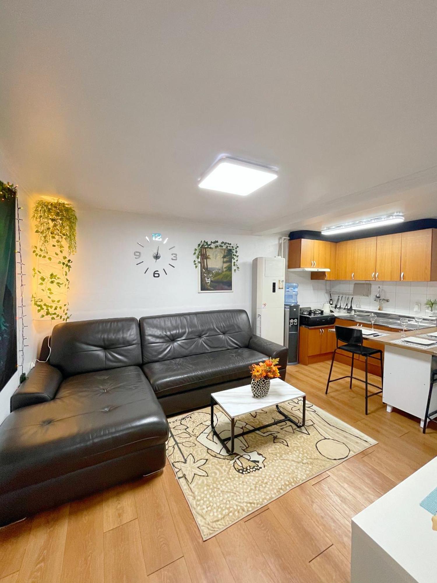 Newly Renovated Spacious 2 Bedroom Unit In Hbc #1 *