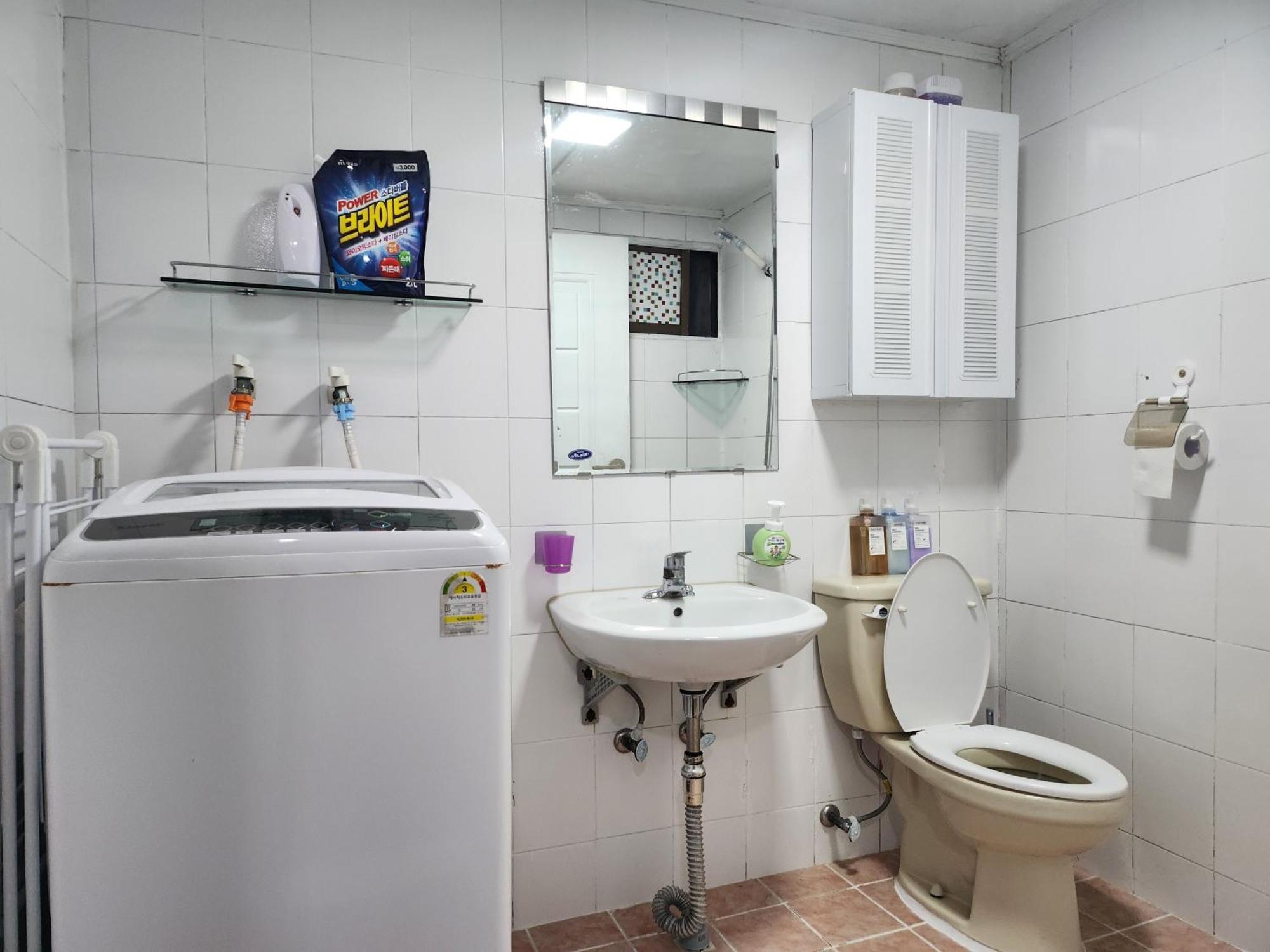 Newly Renovated Spacious 2 Bedroom Unit In Hbc #1 *