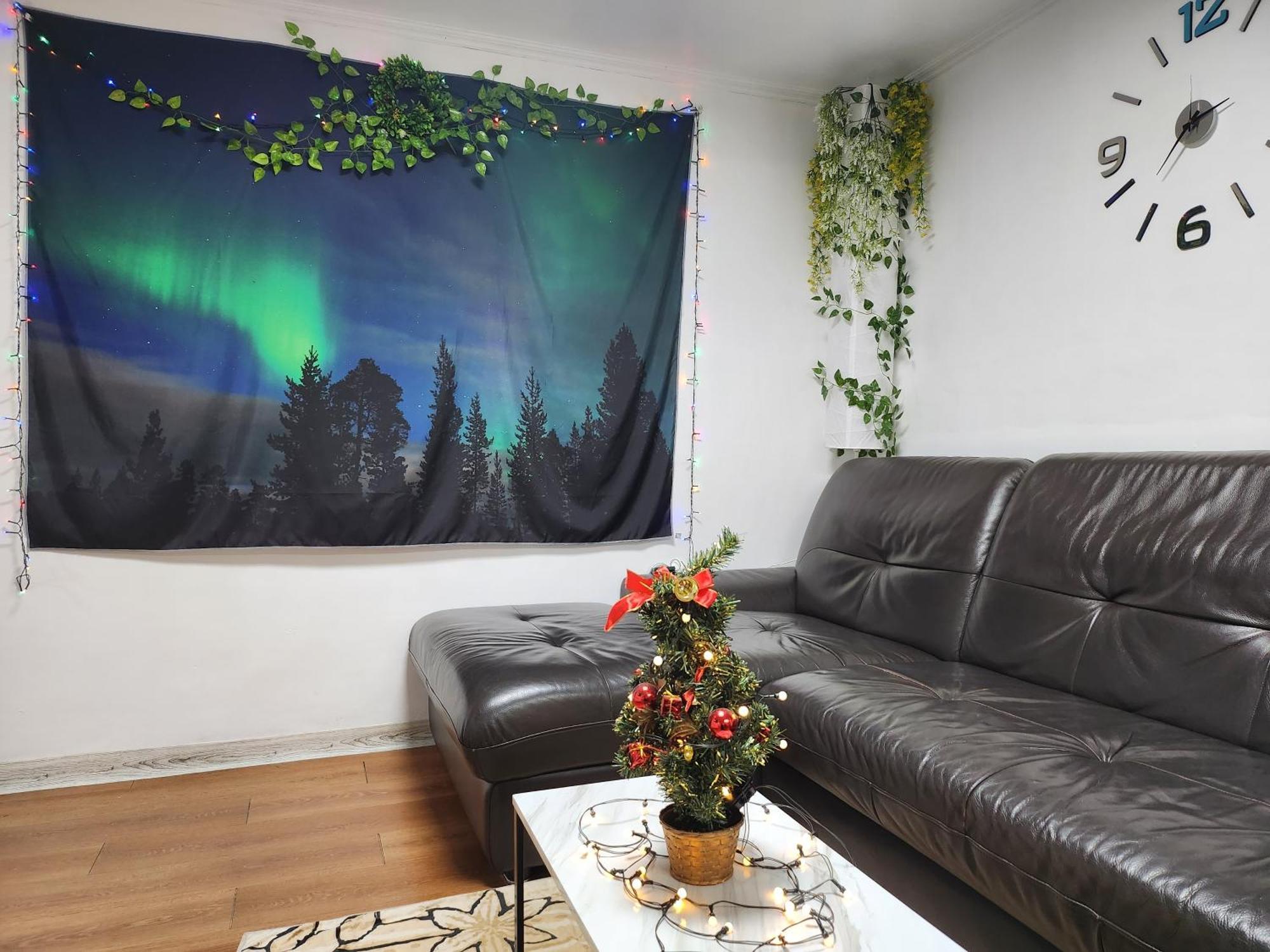 Newly Renovated Spacious 2 Bedroom Unit In Hbc #1 *