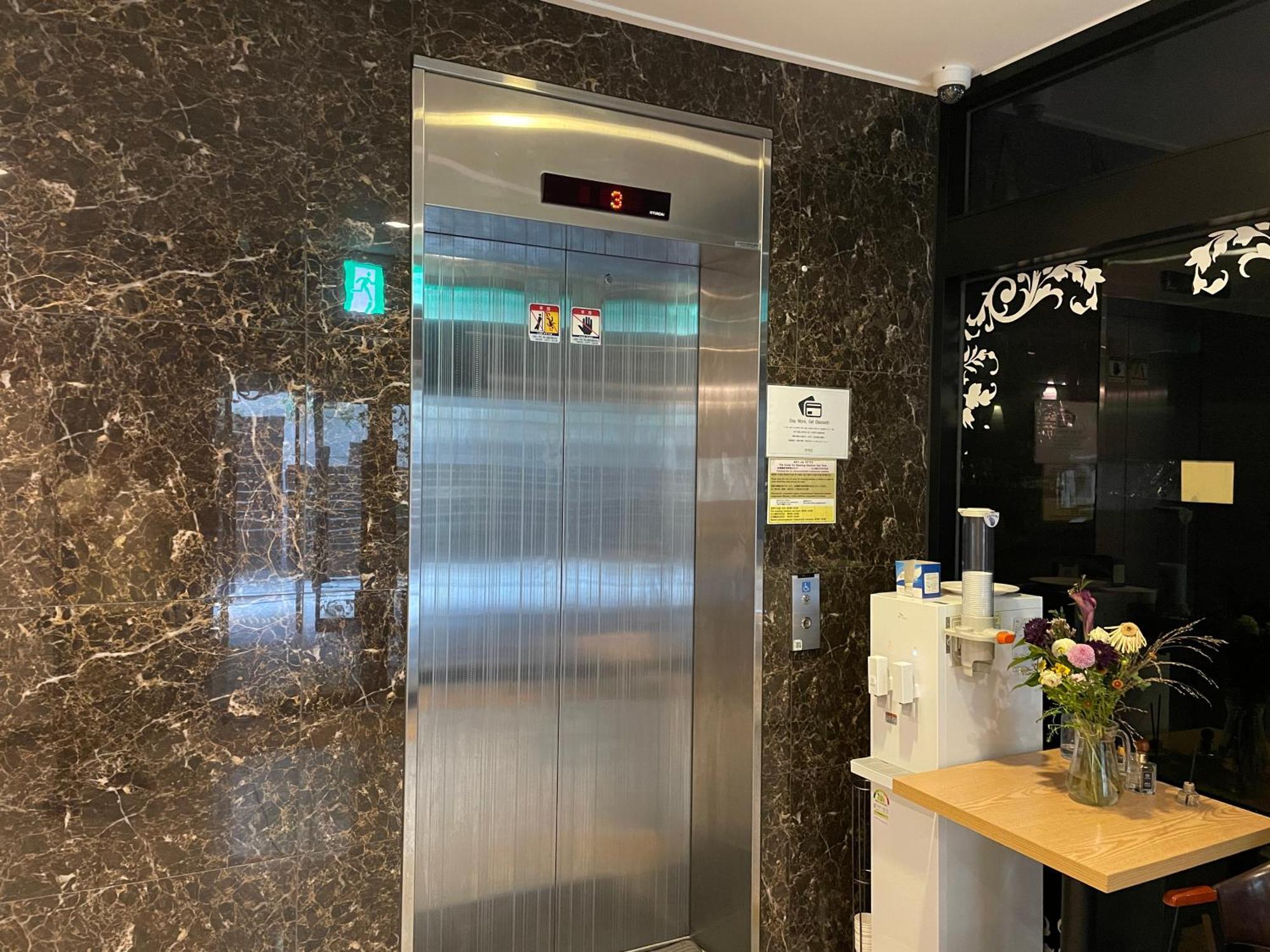 Aparthotel & 3*